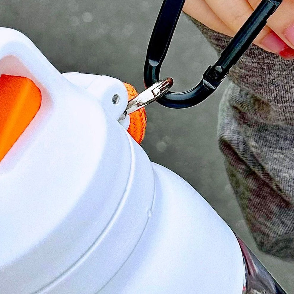one-touch-dual-drink-tritan-straw-bottle source-proven carry hook close view